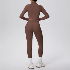 Vue arrière de l'ensemble de yoga avec legging galbant et veste courte à passe-pouces