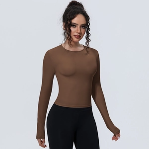 Détail du haut de yoga marron à manches longues avec texture de tissu élastique de qualité