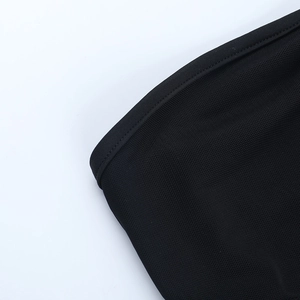Macro-opname van de ademende zwarte mesh-stofstructuur en nauwkeurige stiksels op de bodysuit