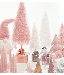 Décorations de Noël roses avec textures en peluche, rennes et figurines d'anges