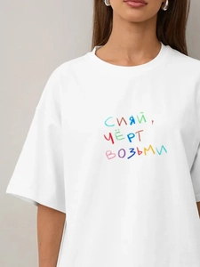 Λευκό βαμβακερό t-shirt με πολύχρωμο ρωσικό γραφικό σχέδιο και χαλαρή εφαρμογή με πεσμένο ώμο