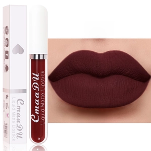 Détail du rouge à lèvres montrant la teinte 18 brun rouge mat et la texture avec l'emballage