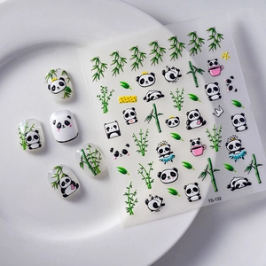 Stickers à ongles 5D panda et bambou en relief sur capsules blanches sur plat céramique