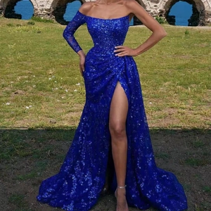 Abito da sera blu reale con paillettes, monospalla e spacco alto per cerimonie