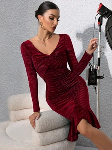 Sexy vestido bodycon de terciopelo rojo con cuello en V, manga larga y dobladillo fruncido