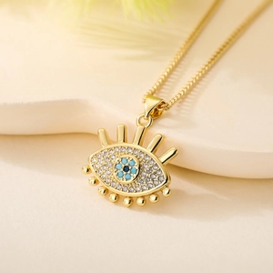 Collana placcata in oro 18K con ciondolo occhio del male e zirconi bianchi incastonati