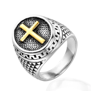 Détail d'une bague chevalière hip hop avec croix dorée et face ronde noire texturée