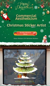 Détail macro du sticker de fenêtre sapin de Noël UV avec neige et ornements