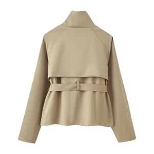 Vue arrière d'un trench-coat court kaki avec design croisé et détail de ceinture nouée