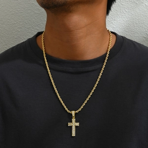 Collier croix dorée pour homme avec strass et chaîne torsadée au style hip hop moderne
