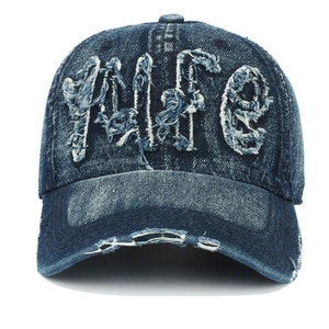 Casquette de baseball en denim délavé bleu marine avec broderie WIFE et détails usés de style