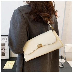 Schicke cremefarbene Leder-Umschlagtasche mit goldener Schnalle zum grauen Blazer-Outfit