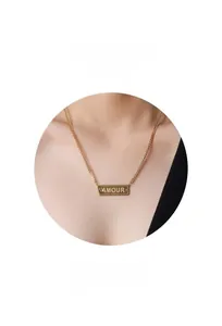 Gros plan du collier en titane plaqué or 18k avec pendentif rectangulaire AMOUR