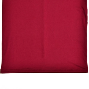 Gros plan de l'ourlet en coton tricoté rouge avec des détails de couture à double aiguille