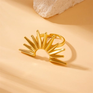 Bague ouverte vintage en acier inoxydable doré avec motif soleil sur un socle en pierre