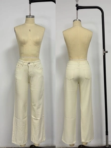 Vues avant et arrière d'un jean beige à taille haute et jambes larges sur un mannequin