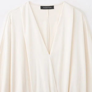 Chemisier en satin blanc cassé pour femme avec col en V profond et design croisé