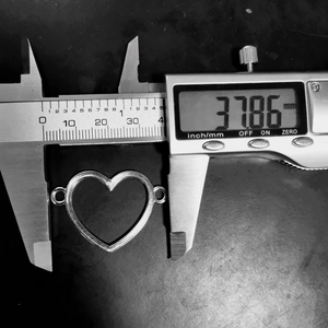 Misura dettagliata che mostra la larghezza del collegamento a cuore di 37,86 mm con calibro