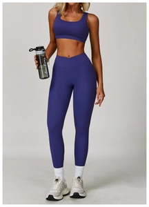 Gros plan du design croisé en V de la taille sur le pantalon de yoga violet et top