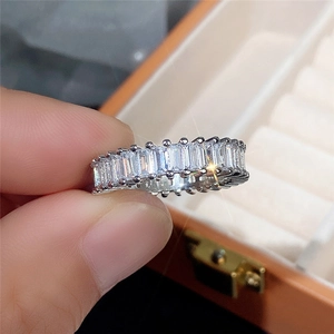 Nahaufnahme der luxuriösen Eternity-Ring mit im Smaragdschliff Zirkonia in Weißgold-Beschichtung