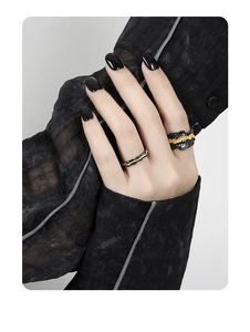 Makroaufnahme S925 Silberring mit Lava-Textur und schwarz-goldener Plattierung für Damen