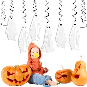 Hangende Halloween-spiraaldecoraties boven een baby en gesneden pompoenen op witte achtergrond