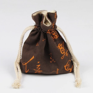 Dettaglio del sacchetto per gioielli in lino marrone con calligrafia e cordino beige