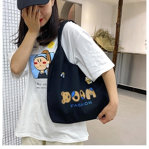 Detailansicht der schwarzen Canvas-Tragetasche mit großem Fassungsvermögen und Cartoon-Design
