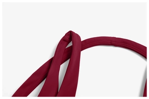 Dettaglio dell'abbigliamento yoga rosso scuro con cuciture e tessuto elasticizzato