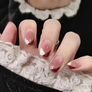 Faux Ongles Français Géométriques Rouge Vin Blanc Triangle Diagonal Blush Courts Ovales Faux Ongles pour Femme Manucure