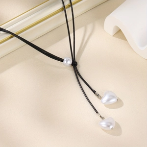 Détail du collier en Y ajustable en cordon noir avec pendentifs perles en cœur