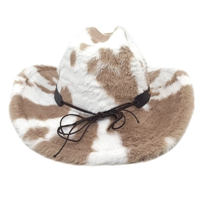 Dettaglio del motivo mucca sul cappello da cowboy in peluche con fascia in cuoio