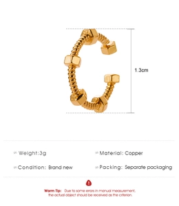 Detalle de orejera de cobre dorado de 1,3 cm con diseño de perno roscado y peso de 3g
