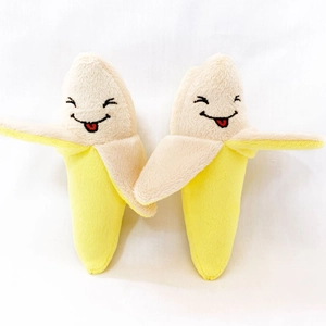 Bananen-Plüschtier für Hunde mit gesticktem Smiley auf weißem Hintergrund