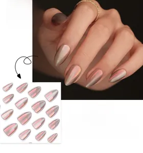 Makro-Detail von Mandel-Aurora-Katzenaugen-Nägeln in Roségold-Metallic-Finish