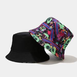 Dettaglio di cappelli bucket in nero e motivi graffiti colorati con tesa piatta