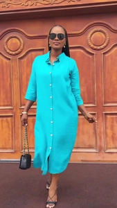 Dettaglio dell'abito a camicia verde acqua a maniche lunghe con texture in lino naturale