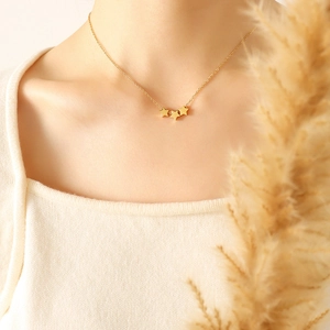 Collier chic en acier inoxydable plaqué or 18 carats avec trois pendentifs étoiles