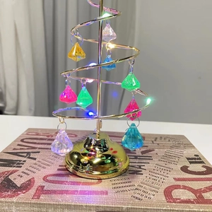 Détail de l'arbre de Noël en spirale doré avec diamants en acrylique et guirlande lumineuse