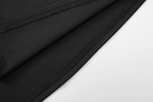 Détails des coutures à double aiguille et texture du tricot sur l'ourlet de robe noire
