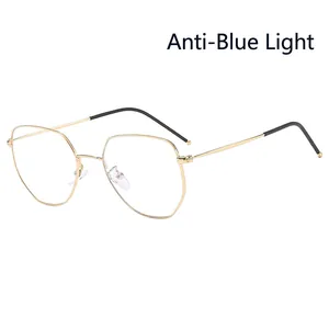 Montatura per occhiali poligonale in metallo dorato con lenti anti-luce blu su fondo bianco