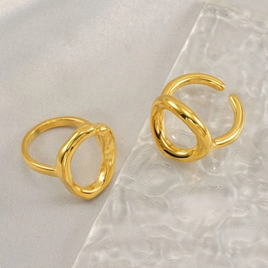 Poliertes 18K Gold Edelstahl-Ring-Set mit elegantem Wasserwellen-Hintergrund für Damen