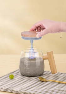 Detail of automatic self-stirring glass cup with 7000 RPM motor and clear scale markings