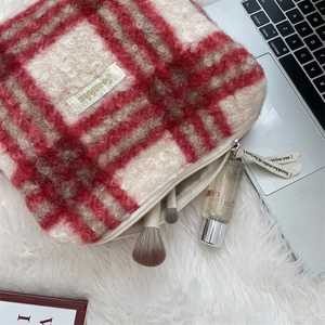Rode geblokte teddy fleece make-uptas met ruime binnenkant voor al je verzorgingsproducten