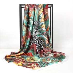 90cm Satin-Vierecktuch mit Dschungel-Zebra-Print hängend an einem Metallständer