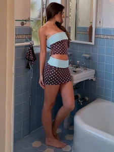 Ensemble haut bustier et mini-jupe à pois marron et bleu pour look de plage
