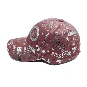 Detaillierte Nahaufnahme der rosa Baseballkappe mit silbernem Weihnachtsmann-Druck