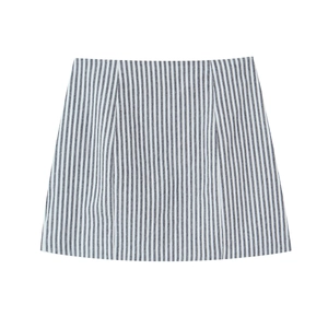 Vue détaillée de la mini-jupe trapèze à rayures verticales gris foncé et texture tissée