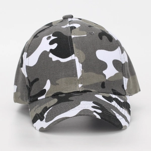 Gros plan détaillé d'une casquette de baseball camouflage grise à coutures renforcées
