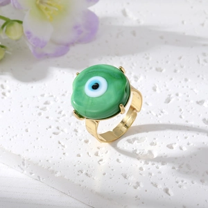 Anello malocchio placcato oro con pietra verde su piedistallo di pietra bianca